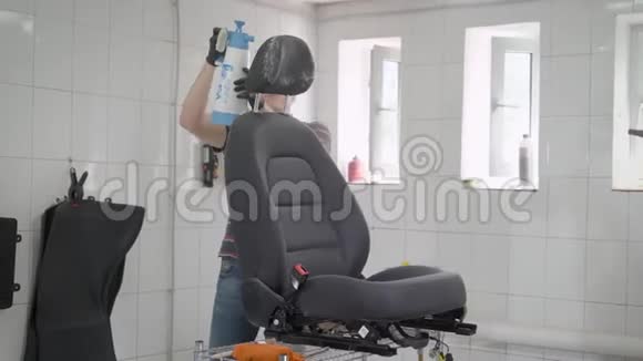 专业工人在洗车时清洗汽车座椅视频的预览图