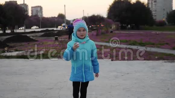 一个穿着蓝色夹克的年轻女孩在城市街道女孩正在绕着她转视频的预览图