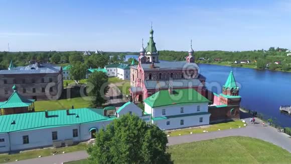 圣尼古拉斯修道院和伏尔霍夫河在阳光明媚的五月天拉多加老列宁格勒地区视频的预览图