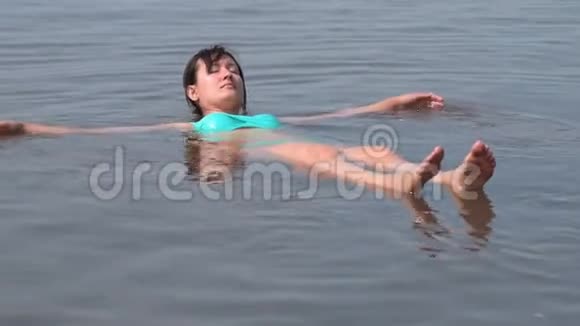 女人在咸湖后面洗澡视频的预览图