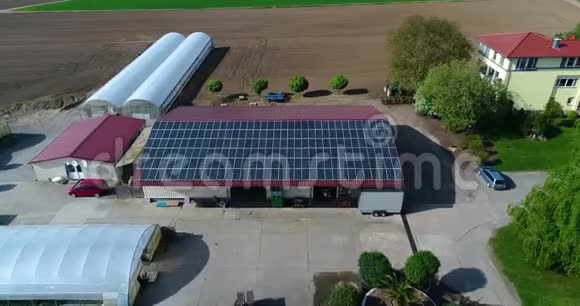 屋顶上的太阳能电池板一个小镇的工业部分屋顶上覆盖着太阳能电池板视频的预览图