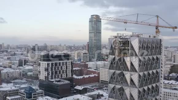 冬季大城市中心新玻璃摩天大楼的扩建行动城市景观乌拉尔Ekaterinburg视频的预览图