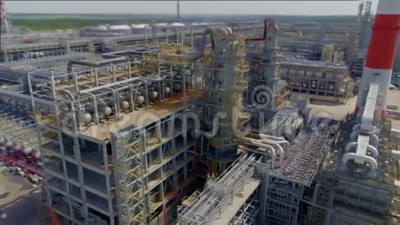 拥有炼油厂上景管道的生产塔视频的预览图