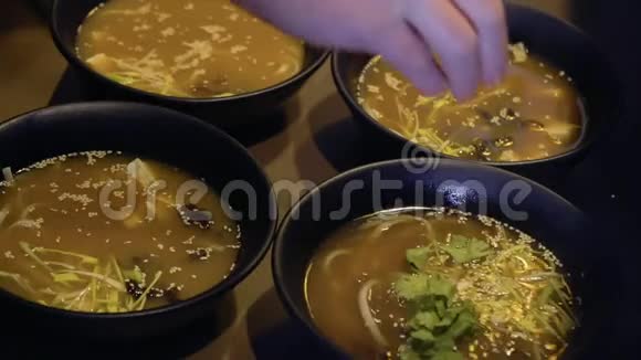 厨师用欧芹装饰米索汤视频的预览图