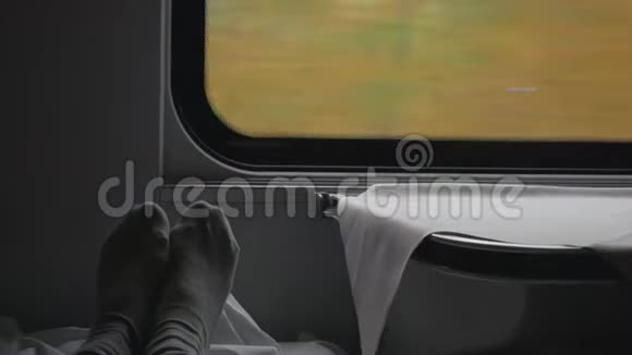火车车厢内的窗口视图视频的预览图