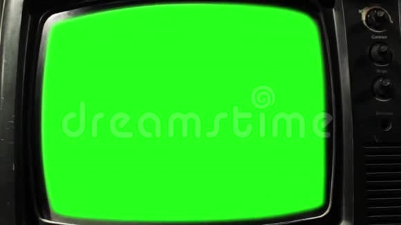 老式TV绿色屏幕80年代的美学黑白色调放大视频的预览图