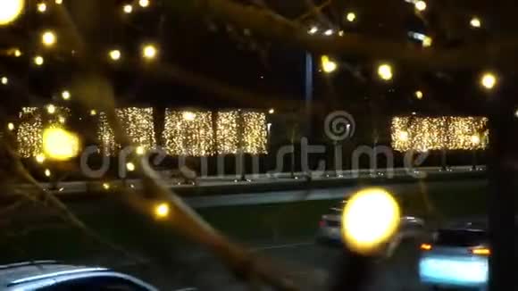 夜间交通车灯光塑造圣诞背景视频的预览图