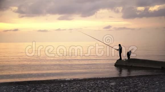 父亲和他的孩子在海边钓鱼视频的预览图