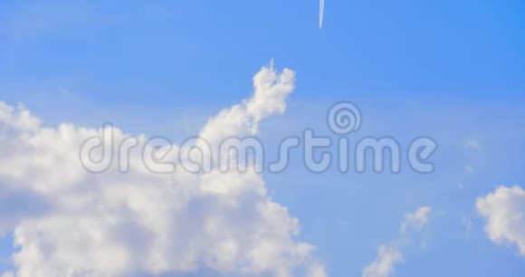 飞机逆着蓝天飞行天空中飞机的痕迹视频的预览图
