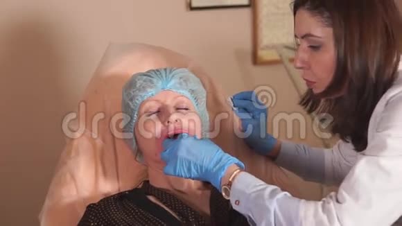整形外科医生在私人诊所病人的嘴唇做按摩视频的预览图