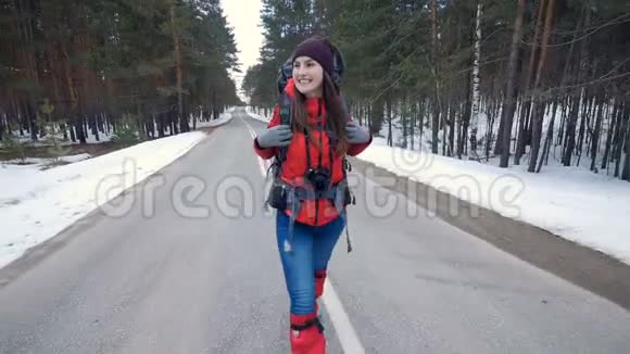 女人在冬天的森林里散步斯坦迪卡姆慢动作视频的预览图