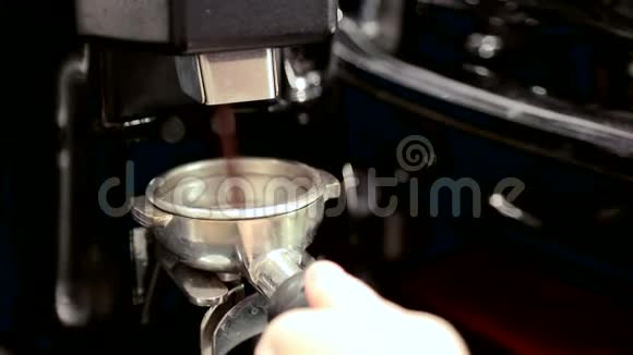 服务员在咖啡机上煮咖啡视频的预览图