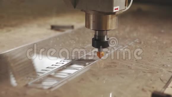 工业机器切割塑料视频的预览图