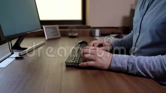 重要人物手里拿着蓝色衬衫在键盘上打字木制桌子机动滑块录像视频的预览图