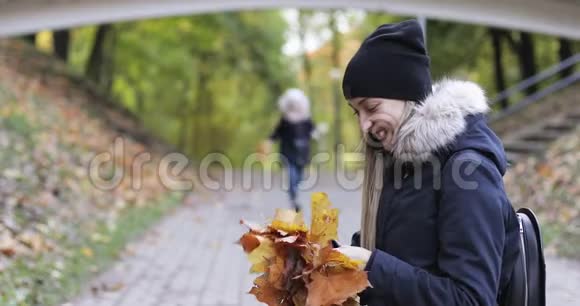 小女孩跑到妈妈身边拥抱她视频的预览图