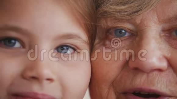 特写祖母和孙女的肖像蓝色的眼睛视频的预览图