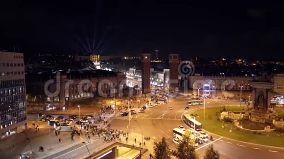 巴塞罗那的Espana广场晚上可以看到顶景红绿灯视频的预览图