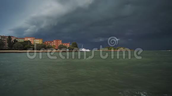 黑色雷云中威尼斯全景视频的预览图