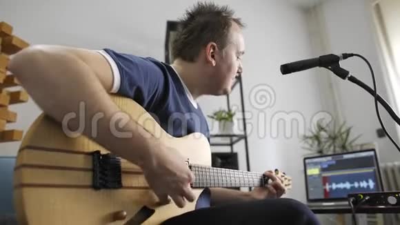 音乐家在家庭音乐工作室唱歌和弹电吉他视频的预览图
