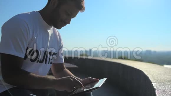 积极的男性志愿者在户外使用他的平板电脑视频的预览图