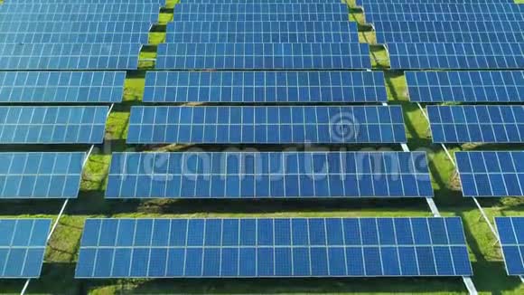 太阳能电池板的空中俯视农场太阳能电池与阳光无人机飞越太阳能电池板领域可再生绿色视频的预览图