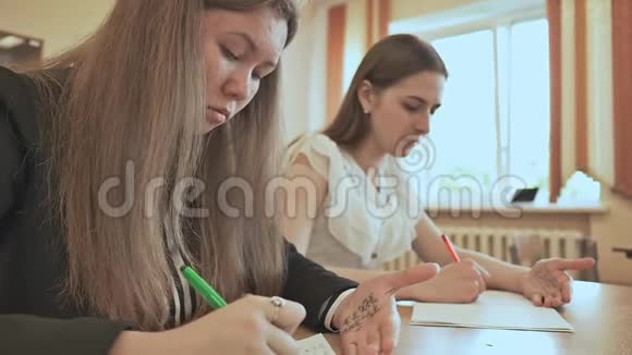 两个女学生在一次重要的考试中使用备忘单视频的预览图