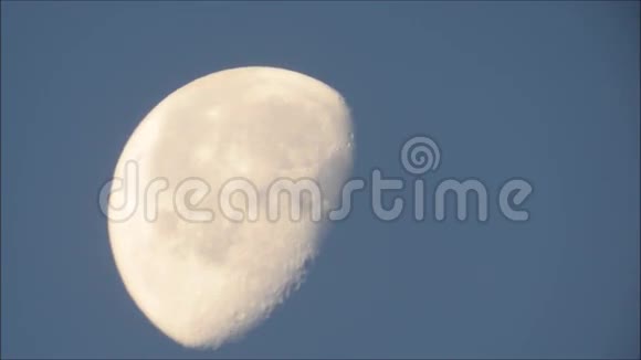月亮在日光下的蓝天视频的预览图