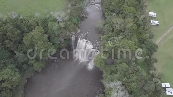 空中巨大瀑布鸟瞰4k视频的预览图