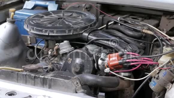 工作发动机的旧汽车下的开放引擎盖视频的预览图