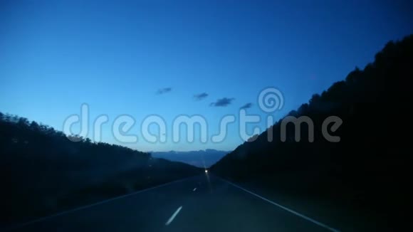 晚上的路夜路汽车内部司机的角度驾驶乡村道路视频的预览图