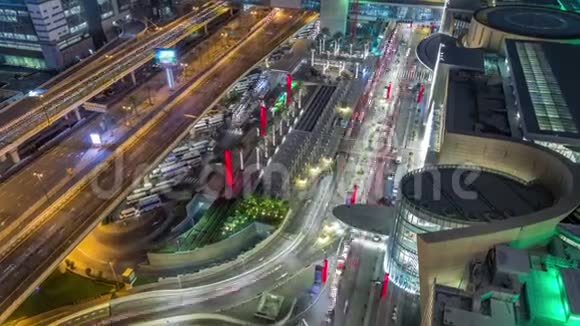 购物中心的空中景观和金融中心的道路夜间时间视频的预览图