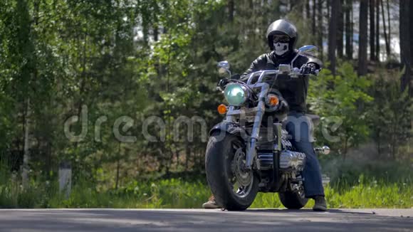 一个摩托车手启动他的摩托车并开走了视频的预览图