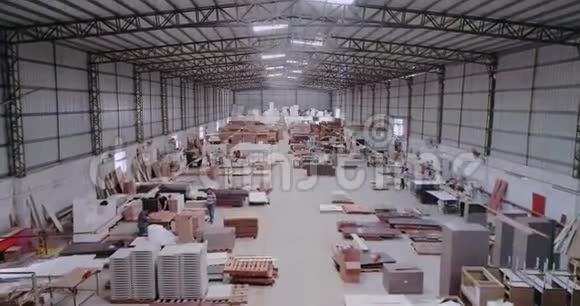 商铺家具厂总图人们在一家大型家具厂工作一家现代化的家具厂视频的预览图