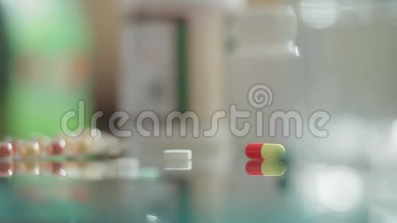 有人吃药白色桌子上的胶囊和一杯水柔和的光线模糊的背景视频的预览图