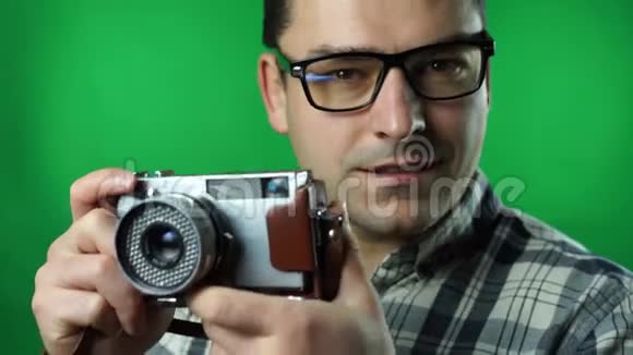 男人用旧相机拍照绿色屏幕背景视频的预览图
