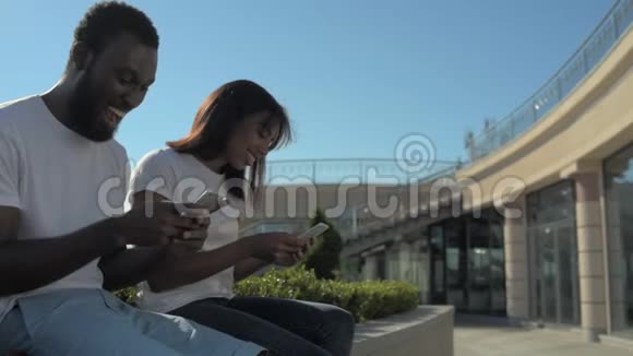 可爱的非裔美国人夫妇在电话上互相交流视频的预览图