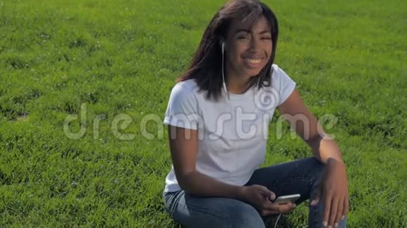 一位非洲裔美国女孩对着镜头微笑视频的预览图