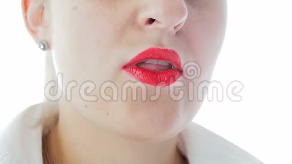 女人用红色口红把手指举到嘴唇上的慢动作视频要求保持沉默或说出秘密视频的预览图