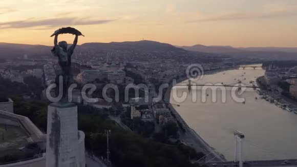 布达佩斯Citadella和自由女神像的鸟瞰图视频的预览图