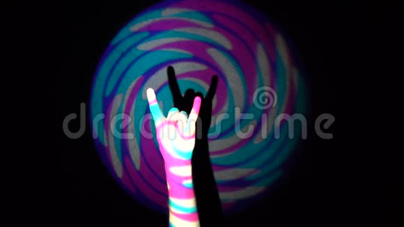 在彩色隧道飞行回路背景下人类用手指做角标视频的预览图