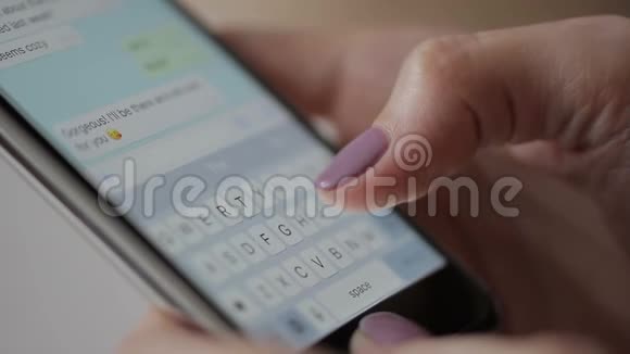 特写女性手指在智能手机上给朋友写信息视频的预览图