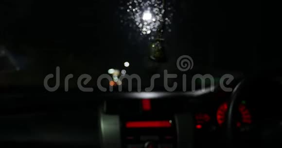 汽车中的夜间交通灯去聚焦曼谷街道抽象背景视频的预览图