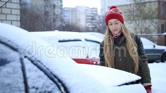 每天早上从雪地里清洗汽车视频的预览图