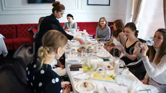 女人见面吃早餐成人法语课视频的预览图