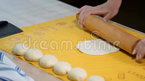 女人把面团擀在桌子上一步的自制玉米饼配方视频的预览图