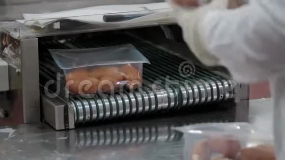 香肠肉类工业真空包装视频的预览图