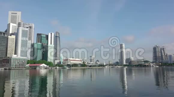 新加坡的滨海湾和摩天大楼快速运动视频的预览图