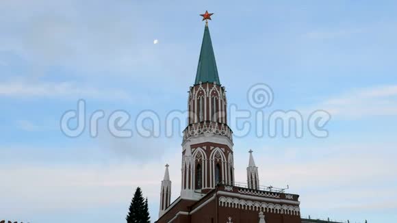 莫斯科克里姆林宫的塔顶上有红星黄昏时有月亮特写视频的预览图