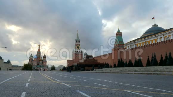 俄罗斯红场上空的乌云克里姆林宫的塔楼和城墙视频的预览图
