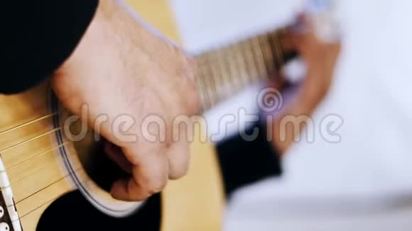 在白色背景下弹吉他的男人视频的预览图